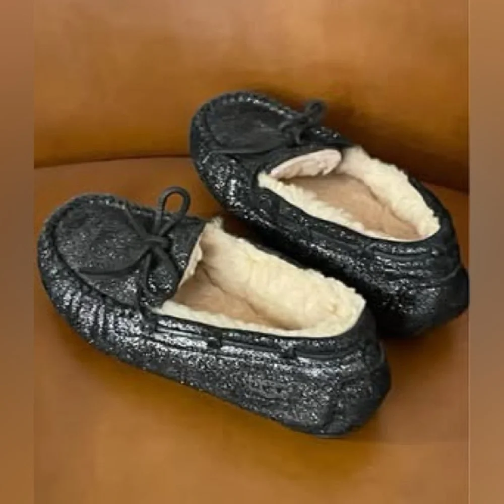 UGG Dakota Black Shimmer  Moccasins Slippers Size 1.5~2 ( see photo